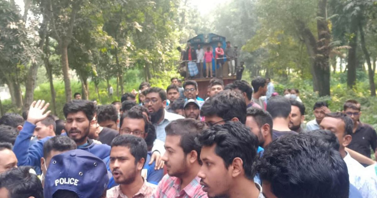 ৯ ঘণ্টা ধরে ঢাকা-ময়মনসিংহ রেলপথ অবরোধ, যাত্রীদের দুর্ভোগ