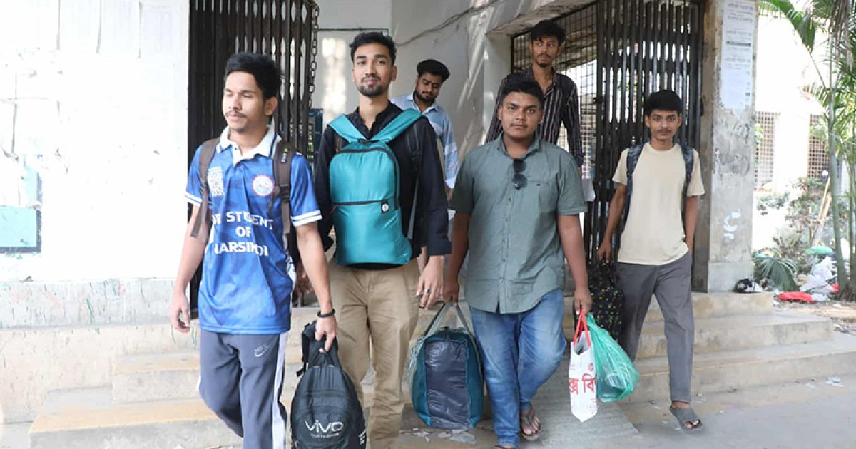 হল ছাড়ছেন অনেকে, কিছু শিক্ষার্থীর অনীহা