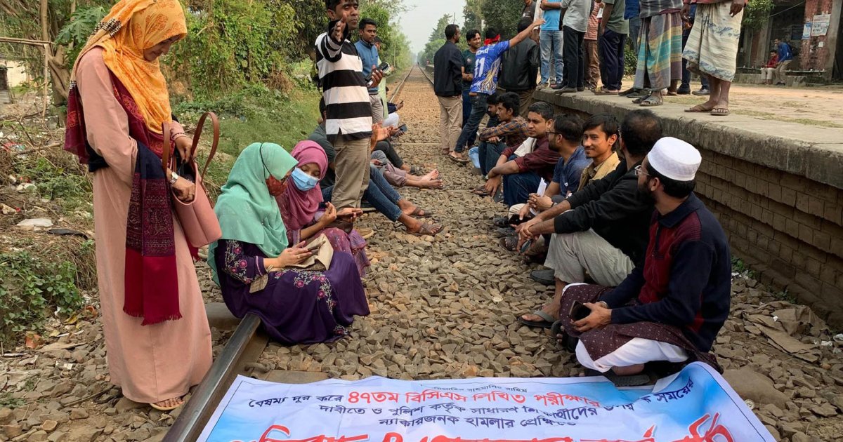 রাজশাহীতে ৫ ঘণ্টা অবরোধে ট্রেনের সিডিউল বিপর্যয়, যাত্রীদের দুর্ভোগ