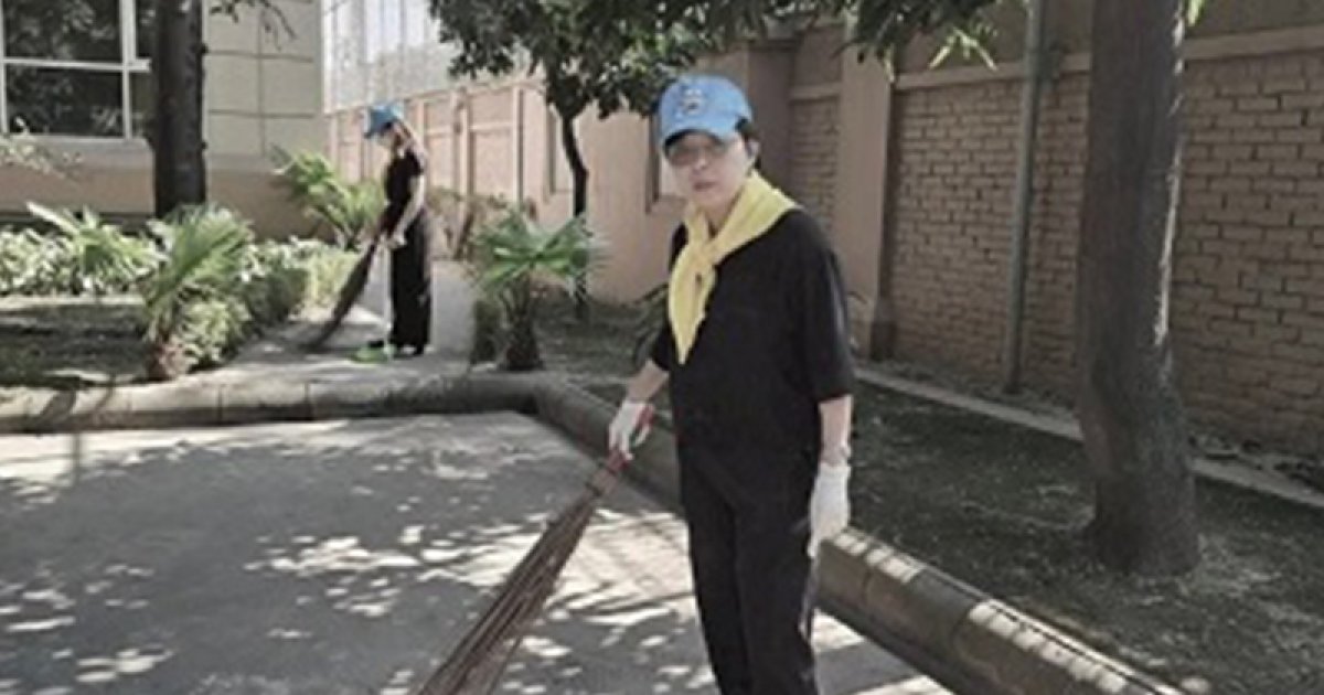 রাষ্ট্রদূত নিজেই ঝাড়ু দিচ্ছেন!