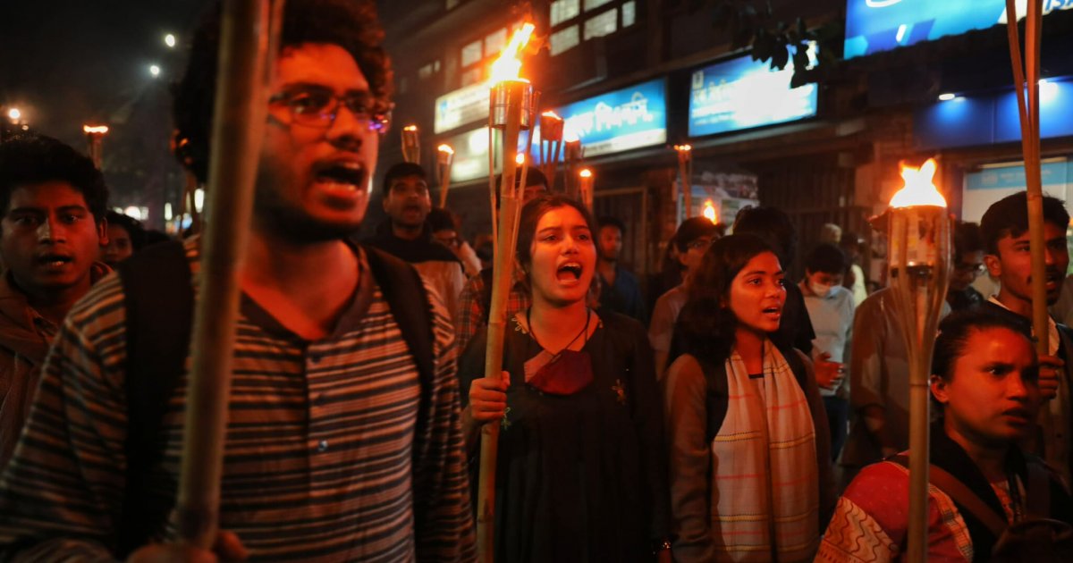 বাউলদের ওপর হামলার বিচার ও আবুল সরকারের মুক্তির দাবিতে ঢাবিতে মশাল মিছিল