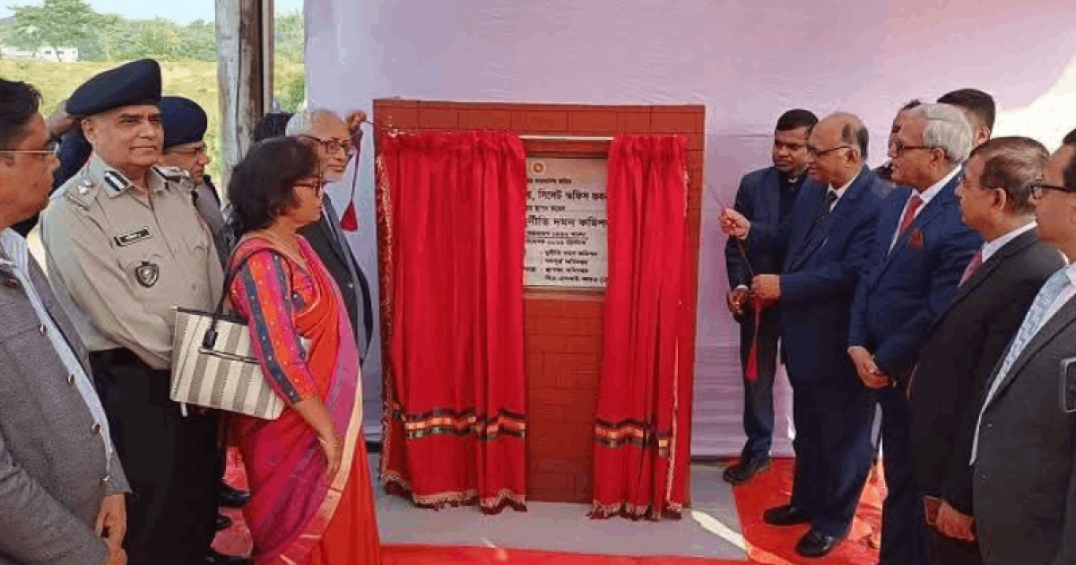 হলফনামায় তথ্য গোপন করেছিলেন শেখ হাসিনা: দুদক চেয়ারম্যান