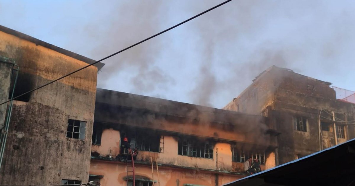 চট্টগ্রামে আগুনে পুড়ে গেছে কম্বলের গুদাম