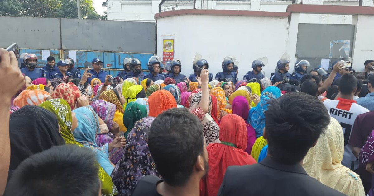 কারখানা বন্ধের নোটিশের পর পোশাকশ্রমিকদের বিক্ষোভ