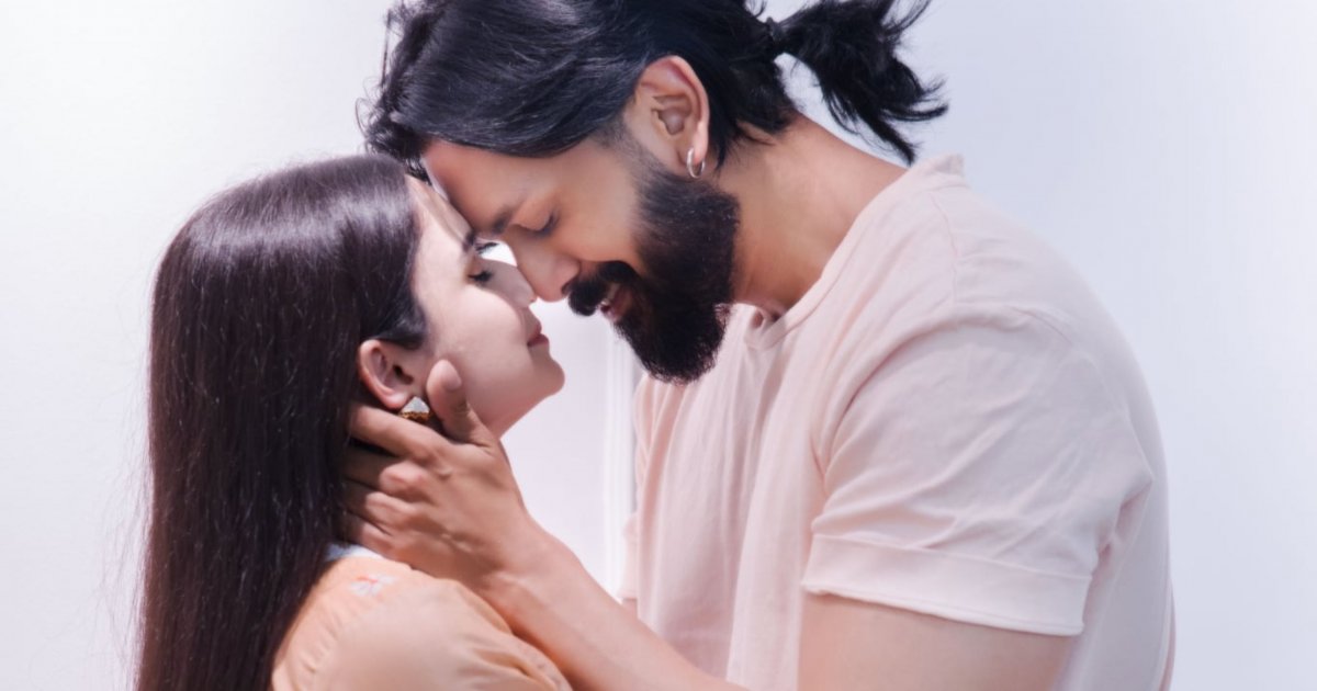 রহস্য বাড়ালেন শুভ: প্রেম নাকি অন্য কিছু