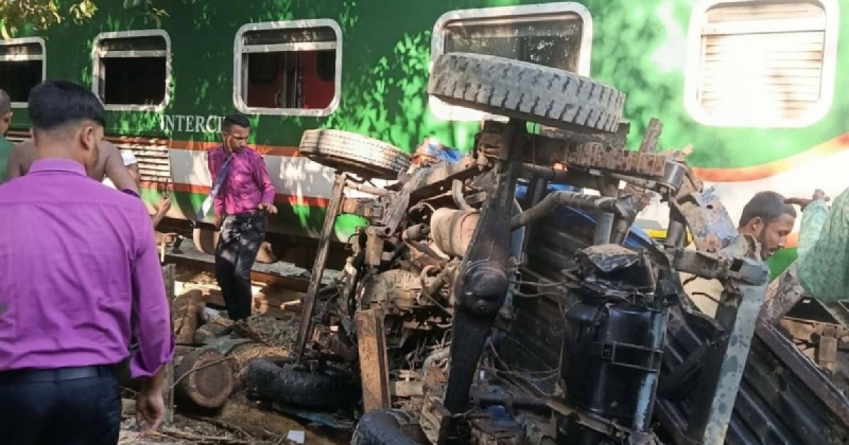 রেললাইনে বিকল পিকআপ, ট্রেনের ধাক্কায় উড়ে গেলো ২০ গজ