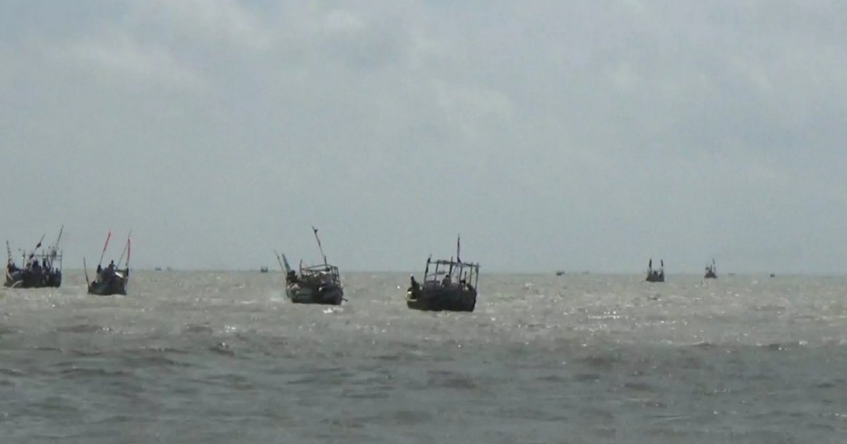 সেন্টমার্টিনে আরও ১২ জেলেকে ধরে নিয়ে গেছে আরাকান আর্মি