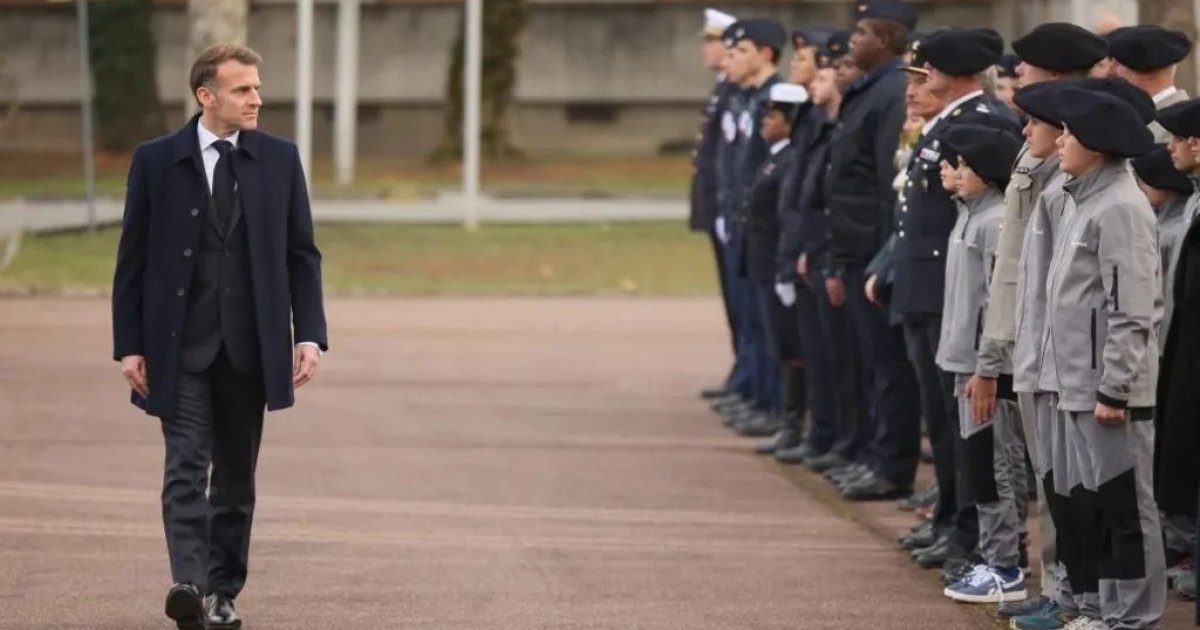 ফ্রান্সে ফের সামরিক সেবা চালুর ঘোষণা