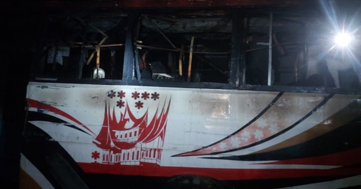 ধামরাইয়ে সড়কের পাশে দাঁড় করিয়ে রাখা বাসে আগুন