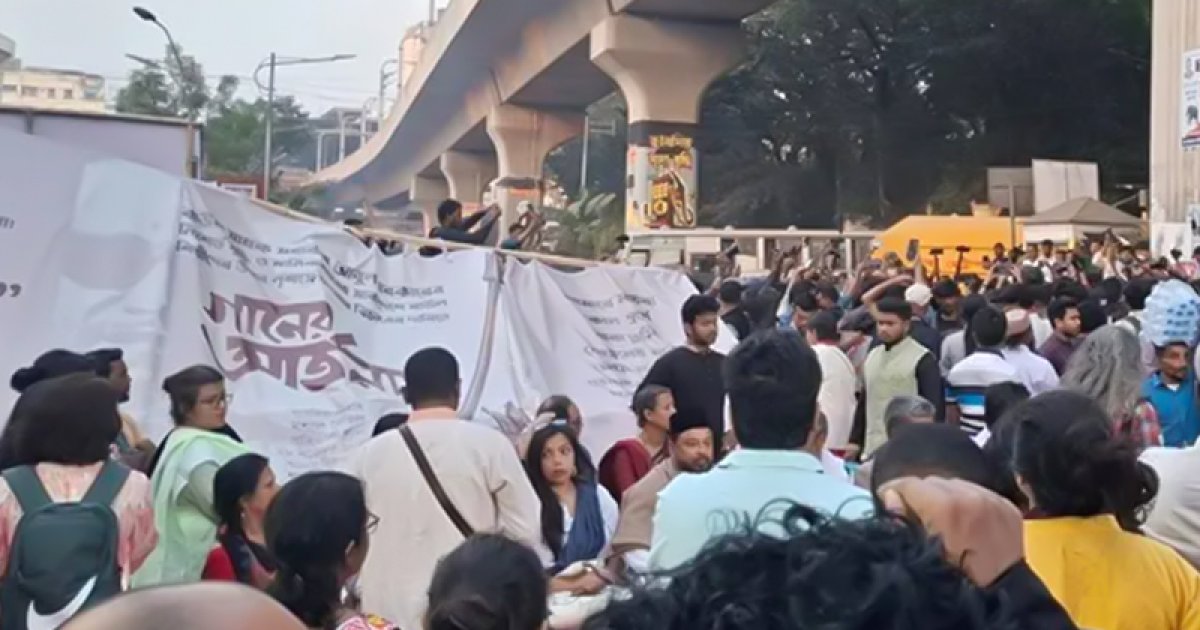 সম্প্রীতিকে ভয় পায় কারা