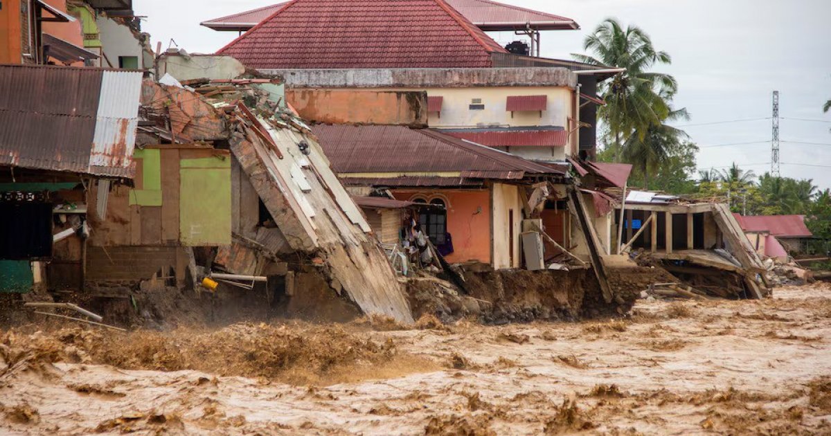 ইন্দোনেশিয়ায় বন্যা-ভূমিধসে নিহত বেড়ে ১৭৪, নিখোঁজ ৪২
