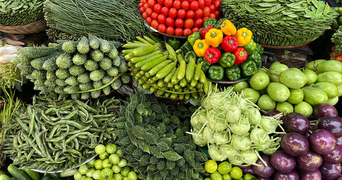 এখনও সাধারণ মানুষের নাগালের বাইরে সবজি, কমেছে মুরগির দাম