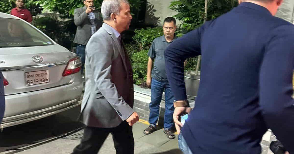 খালেদা জিয়ার খোঁজ নিতে মধ্যরাতে এভার কেয়ারে গেলেন আইন উপদেষ্টা