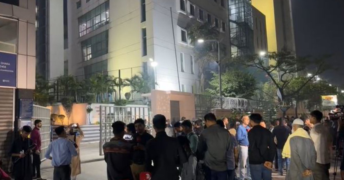 খালেদা জিয়ার শারীরিক জটিলতা বেড়েছে, মধ্যরাত থেকে হাসপাতালে নেতাকর্মীদের ভিড়