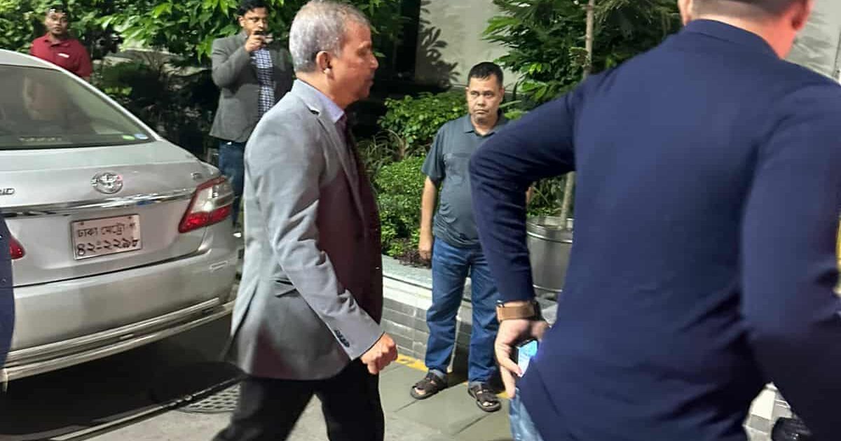 খালেদা জিয়ার শারীরিক খোঁজ খবর নিতে এভার কেয়ারে আইন উপদেষ্টা