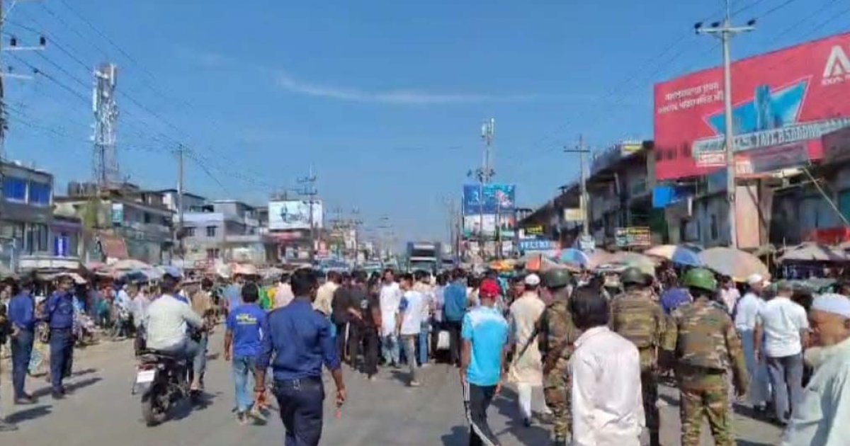 চট্টগ্রাম-কক্সবাজার মহাসড়ক তিন ঘণ্টা অবরোধ করে বিক্ষোভ