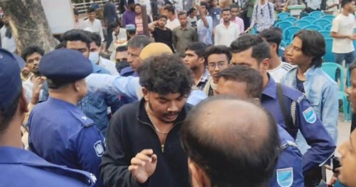 বাউলদের সমাবেশের ব্যানার ছেঁড়ার অভিযোগে যুবক আটক