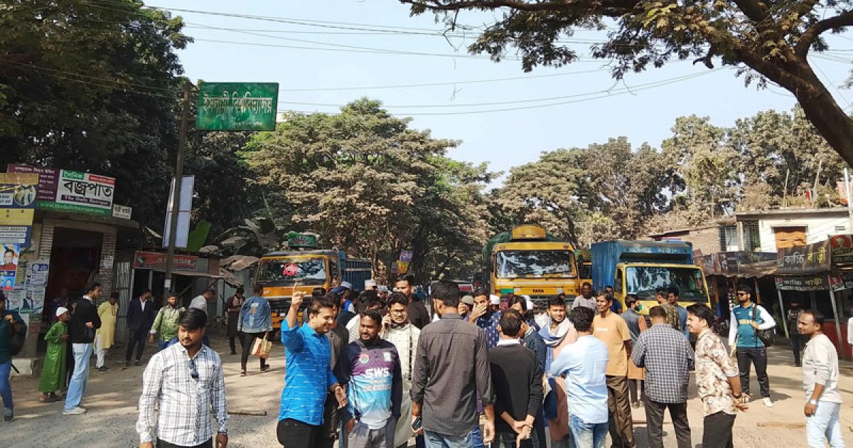 কুষ্টিয়া-ঝিনাইদহ মহাসড়ক সংস্কারের দাবিতে ইবি শিক্ষার্থীদের অবস্থান কর্মসূচি