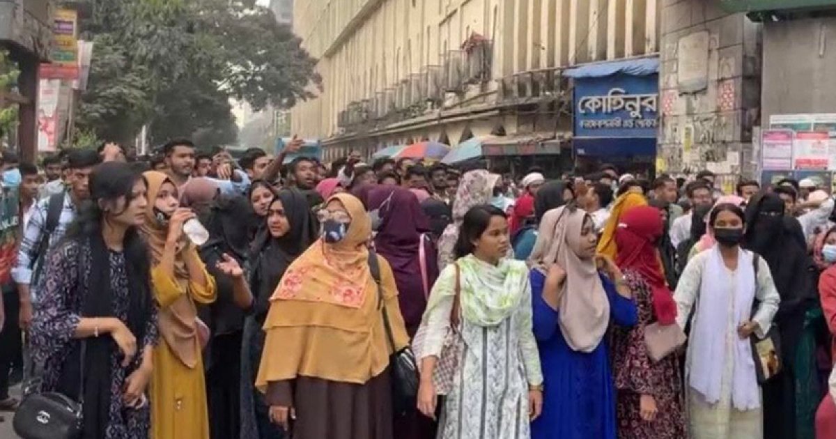 ঢাকা সেন্ট্রাল ইউনিভার্সিটির শিক্ষার্থীদের শাহবাগ অবরোধ