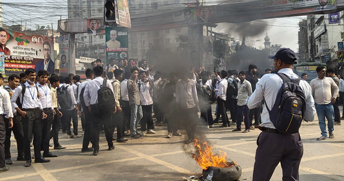 সায়েন্সল্যাব অবরোধ করেছে ঢাকা কলেজের উচ্চমাধ্যমিকের শিক্ষার্থীরা