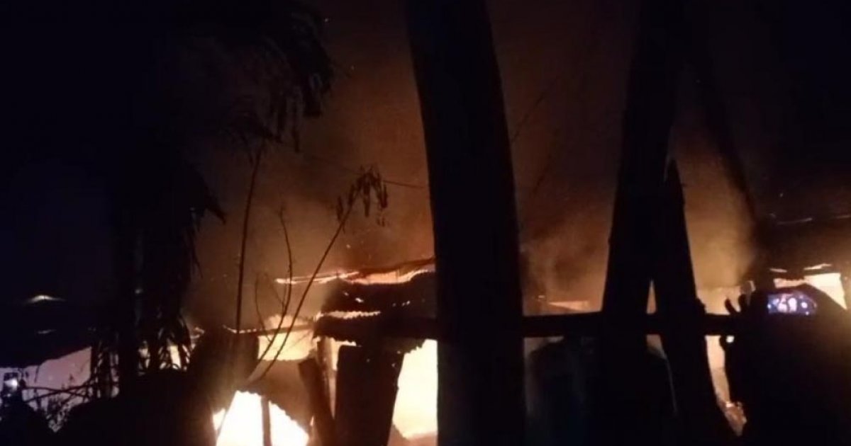 দিনাজপুর আগুনে পুড়লো ১১ বাড়ি, একজনের মৃত্যু