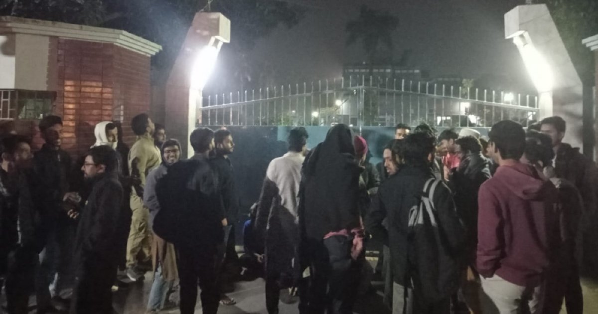 রাবি রেজিস্ট্রারের অপসারণ দাবিতে উপাচার্যের বাসভবনের সামনে অবস্থান কর্মসূচি