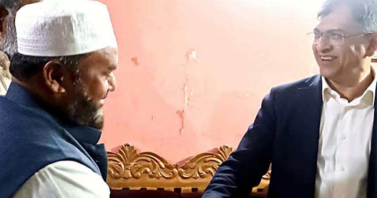 নির্বাচনি জনসংযোগ শেষে জামায়াত প্রার্থীর বাড়িতে সালাহউদ্দিন আহমদ