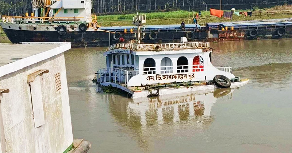 যশোরের নওয়াপাড়ায় ভৈরব নদে ৯০০ মেট্রিক টন কয়লা বোঝাই কার্গো জাহাজ ডুবে গেছে
