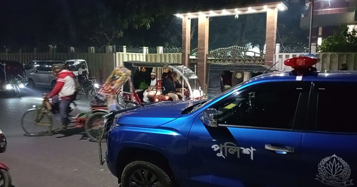 গোপালগঞ্জে জেলা প্রশাসকের বাসভবনের সামনে ককটেল বিস্ফোরণ, শহরে আতঙ্ক