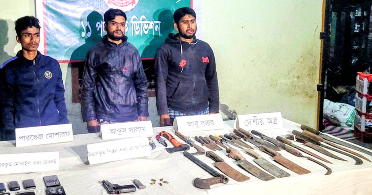 বগুড়ার নন্দীগ্রামে সেনাবাহিনীর অভিযানে তিন নেতাকর্মী গ্রেফতার, বিদেশি পিস্তলসহ অস্ত্র উদ্ধার