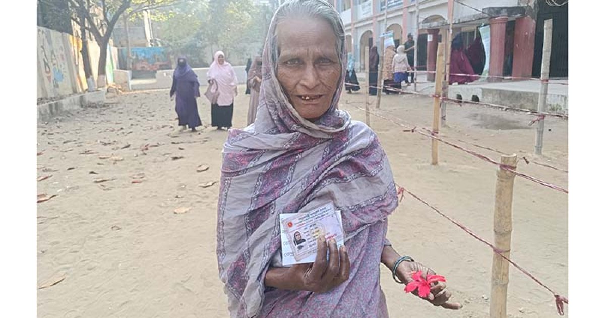 ৭৯ বছর বয়সী হরি বালার ভোটাধিকার প্রয়োগ: চট্টগ্রামে নারীদের স্বতঃস্ফূর্ত অংশগ্রহণ