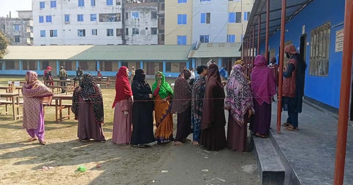 খুলনা-২ আসনে প্রথম দুই ঘণ্টায় ১৫.৬০ শতাংশ ভোট পড়েছে, নতুন ও পুরাতন ভোটারদের উৎসাহ