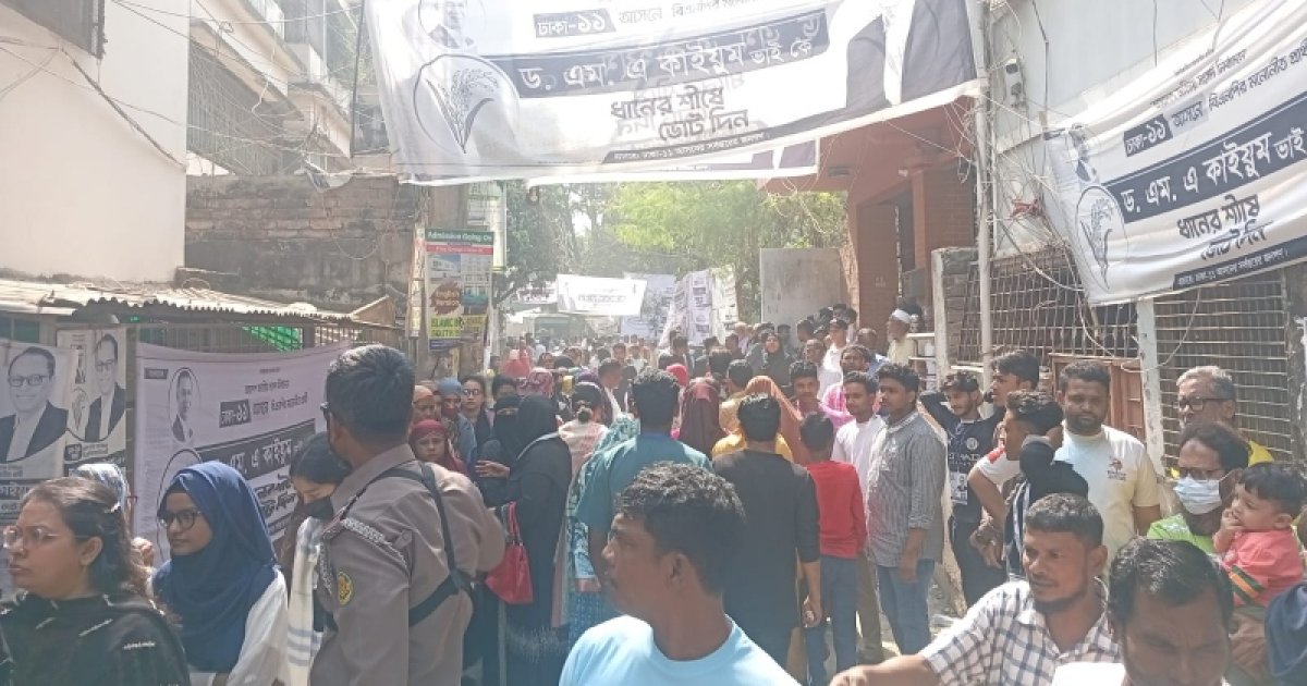 ঢাকা-১১ আসনে ভোটকেন্দ্রে কৃত্রিম ভিড়ের অভিযোগ, প্রিজাইডিং অফিসারদের বক্তব্যে বিভ্রান্তি