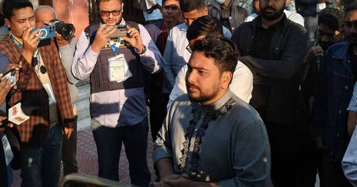 এনসিপি আহ্বায়ক রহমতউল্লাহর ভোটদান, ২৯৯ আসনে চলছে নির্বাচন