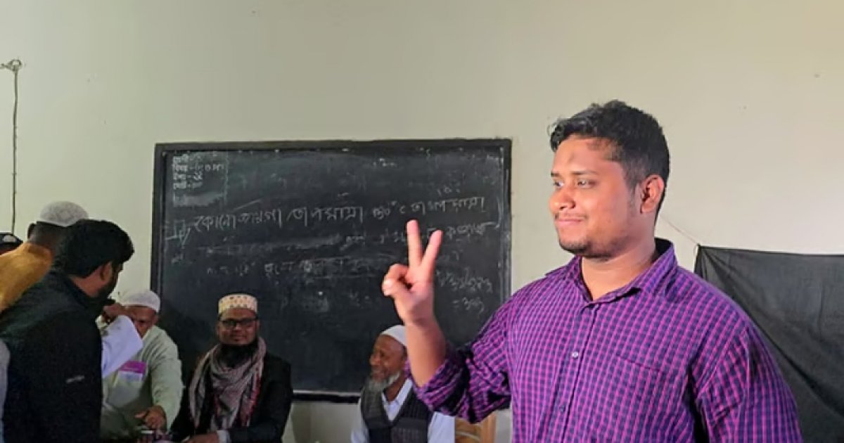 এনসিপি প্রার্থী হাসনাত আবদুল্লাহ ভোট দিলেন, বিজয়ের আশাবাদ ব্যক্ত করলেন