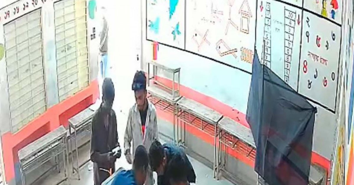 ভালুকায় ভোটকেন্দ্রে সিসিটিভিতে ধরা পড়লো ব্যালট পেপারে সিল মারার ঘটনা