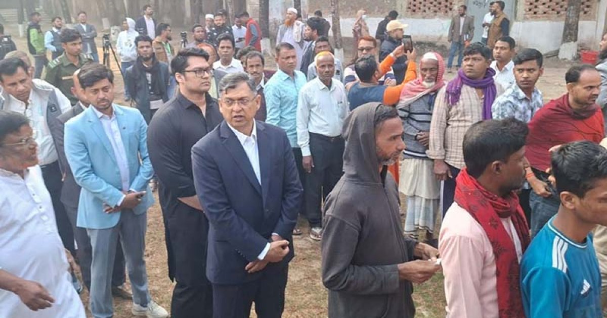কক্সবাজারে সালাহউদ্দিন আহমেদের ভোটদান: পরিবারের সদস্যরাও অংশ নেন