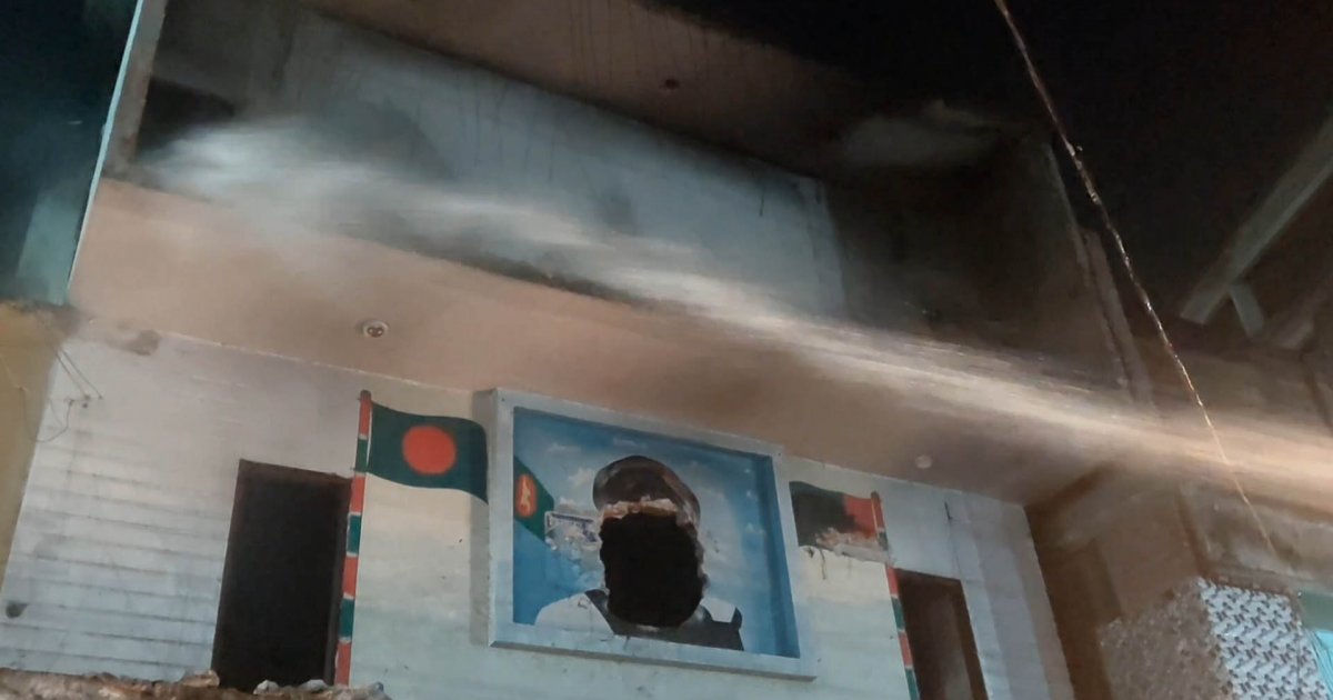 চাঁদপুরে আওয়ামী লীগের দলীয় কার্যালয়ে অগ্নিসংযোগ: ফায়ার সার্ভিসের দ্রুত পদক্ষেপে নিয়ন্ত্রণ
