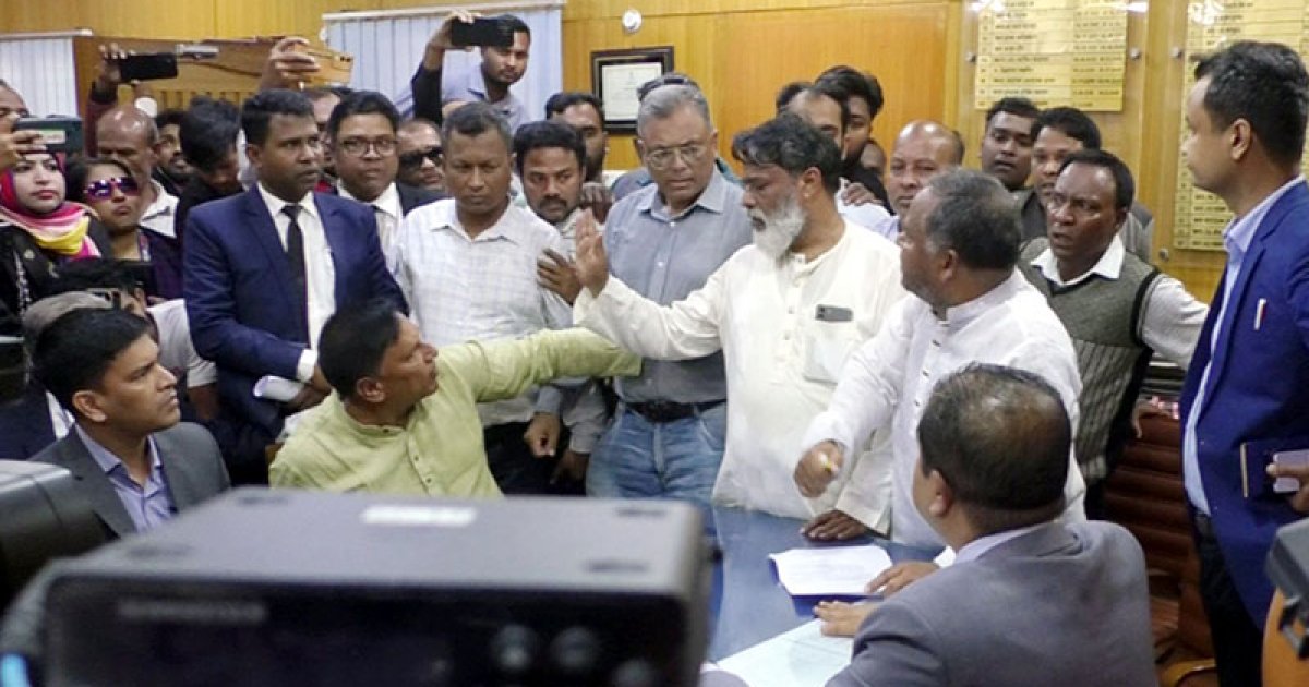 রংপুরে তিন আসনের ভোট পুনঃগণনার দাবিতে বিএনপির বিক্ষোভ, জেলা প্রশাসক কার্যালয় ঘেরাও