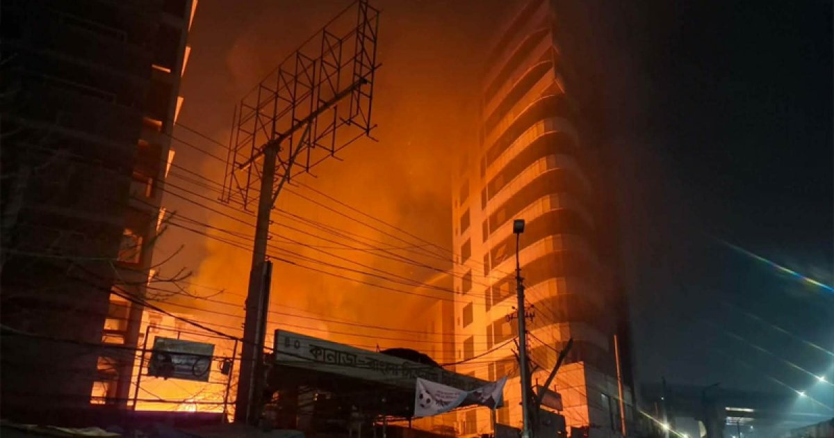 রাজধানীর কাওরান বাজারে গ্যারেজে অগ্নিকাণ্ড, ফায়ার সার্ভিসের ৮ ইউনিট মোতায়েন