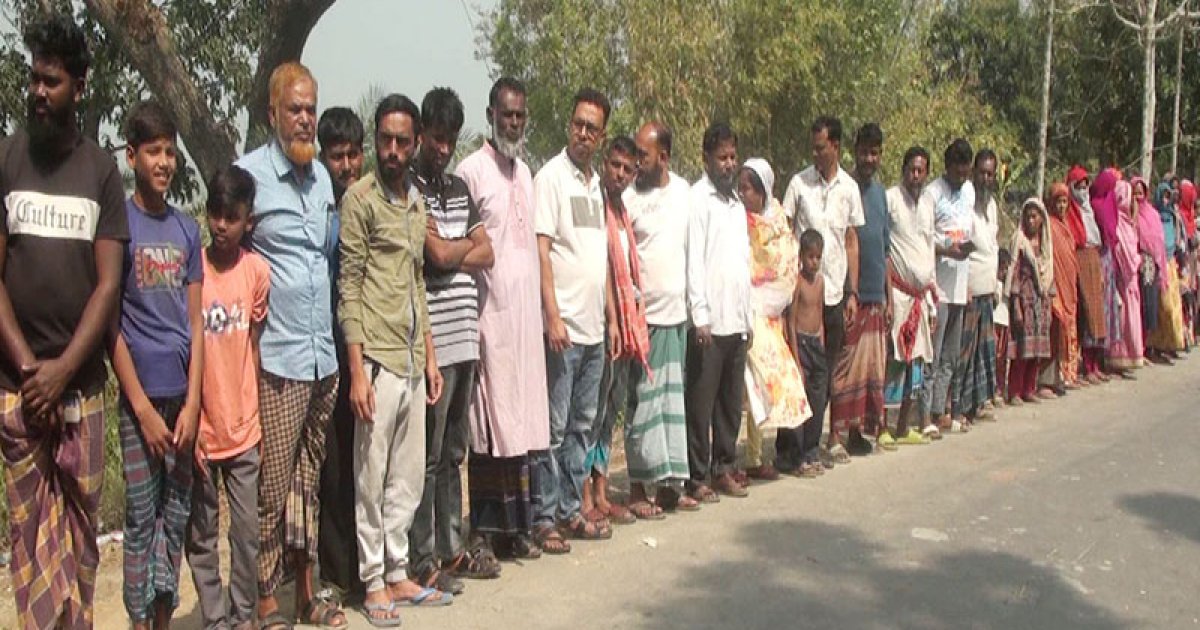গোপালগঞ্জে মামলাবাজির বিরুদ্ধে গ্রামবাসীর মানববন্ধন, ৬০ পরিবারের হয়রানির অভিযোগ