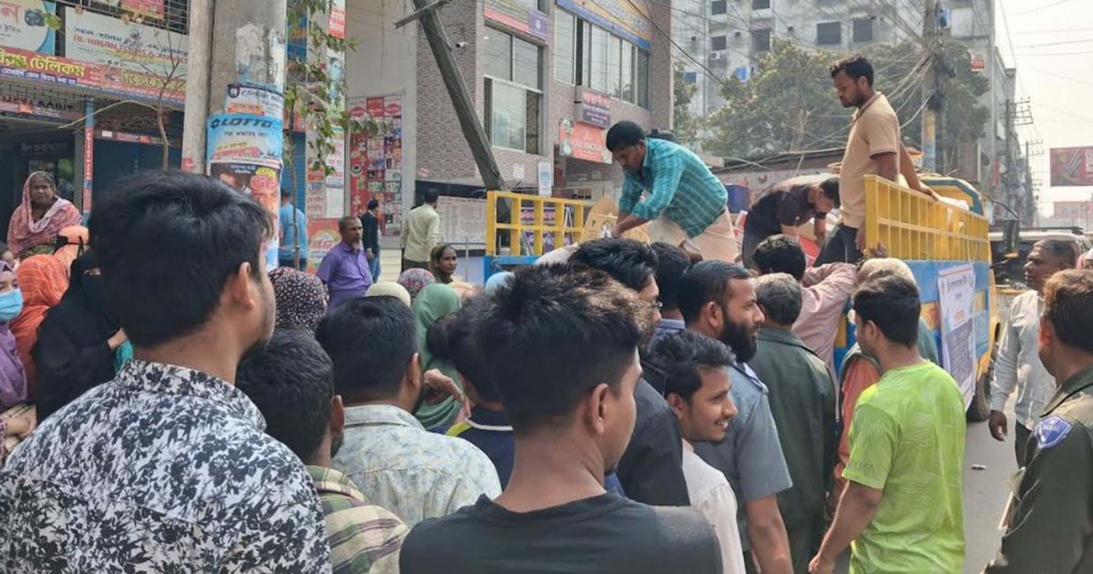 রমজানে রংপুরে টিসিবির পণ্য নিতে ধাক্কাধাক্কি, আহত দুই নারী