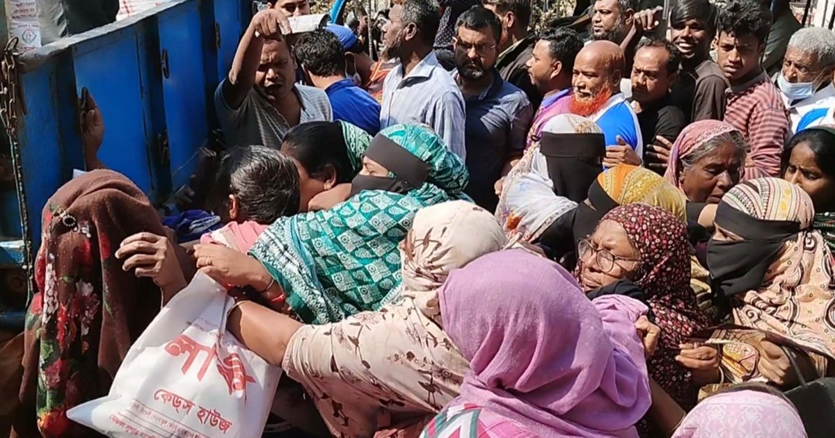 রোজায় টিসিবির সাশ্রয়ী পণ্য কিনতে দেশজুড়ে মানুষের ভিড়, লাইনে ধাক্কাধাক্কি