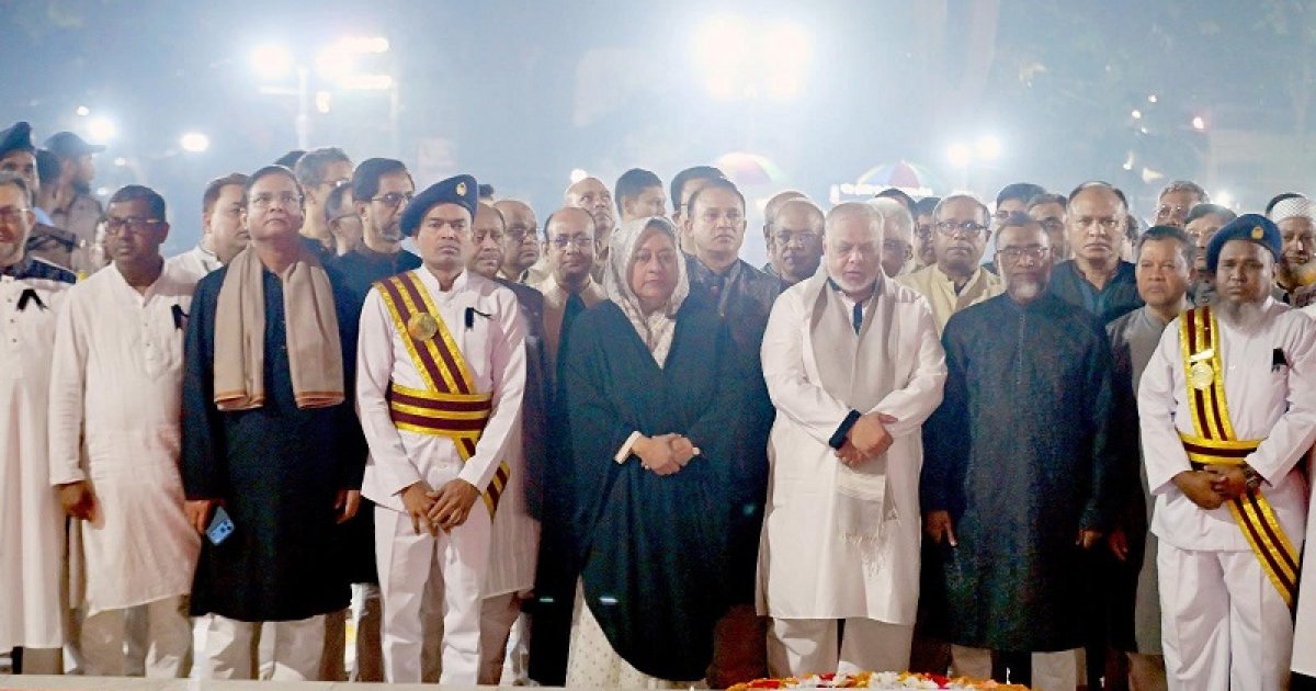 শহীদ দিবসে প্রধান বিচারপতির শ্রদ্ধা: কেন্দ্রীয় শহীদ মিনারে পুষ্পস্তবক অর্পণ
