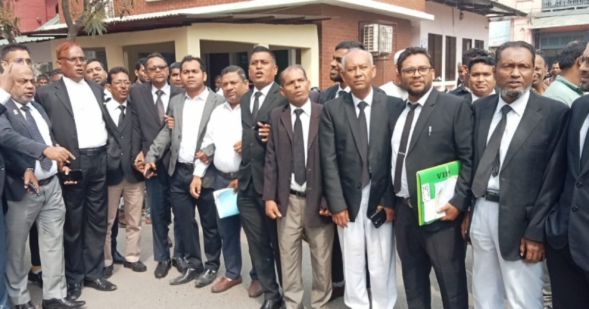 বরিশালে আদালত বর্জন: আওয়ামী লীগ নেতার জামিনে আইনজীবীদের প্রতিবাদ, বিচার প্রার্থীদের দুর্ভোগ