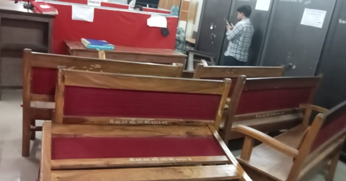 বরিশাল আদালতে হট্টগোল: বিএনপিপন্থি আইনজীবীদের বিক্ষোভে আসবাবপত্র এলোমেলো