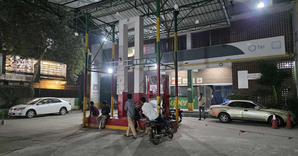 মধ্যপ্রাচ্য যুদ্ধের প্রভাবে ঢাকার পেট্রোল পাম্পে তেল কেনার ভিড়, সরকার জ্বালানি সাশ্রয়ের নির্দেশ