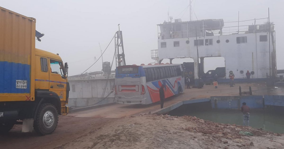 ঘন কুয়াশায় দুই ঘণ্টা বন্ধ থাকার পর দৌলতদিয়া-পাটুরিয়া ফেরি চলাচল পুনরায় শুরু