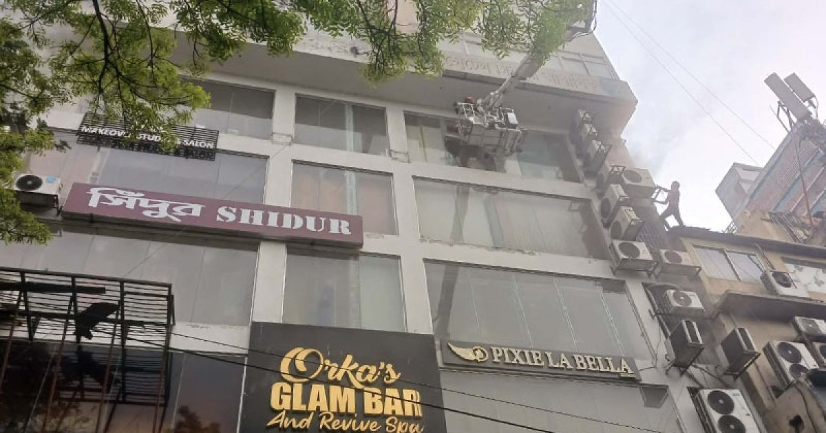 মিরপুরে বহতল ভবনে আগুন