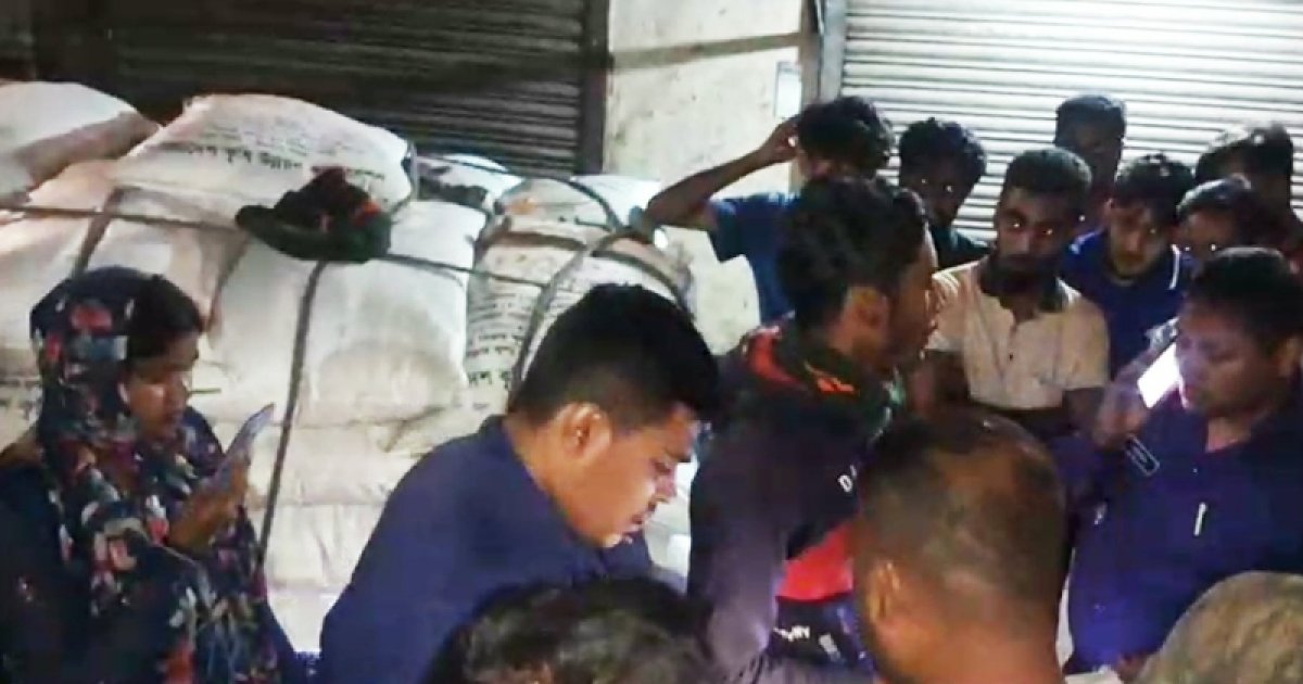 যশোরে পাচারকালে ৫৬ বস্তা সরকারি সার জব্দ, আটক ১